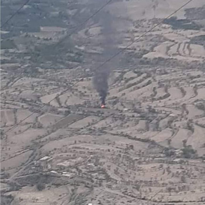 ردًا على تصعيدها الميداني ..  القوات الحكومية تحرق طقمًا لعصابة الحوثي جنوب محافظة تعز