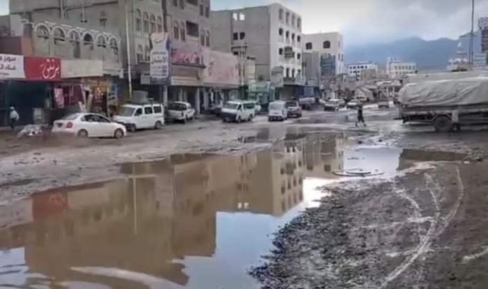 رغم جبايات الحوثي على شاحنات النقل  .. طريق القاعدة الرئيسي شبه مدمر
