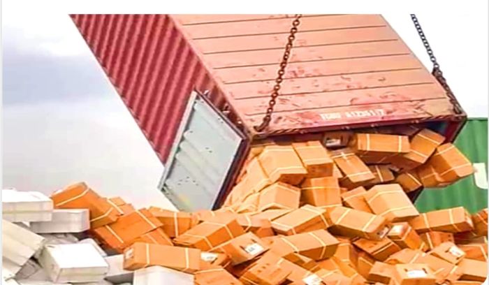  النيابة العامة تتلف شحنات  الأدوية الفاسدة في ميناء عدن