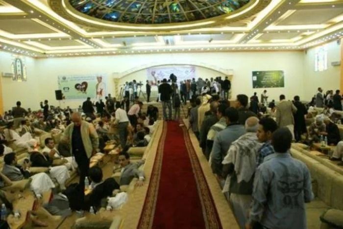 عصابة الحوثي تداهم صالة أعراس في محافظة عمران وتعتقل 3 فنانين