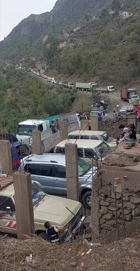السيول تدمر طريق "الأقروض" .. والمسافرون يحمّلون الحوثي والإصلاح عدم فتح منافذ تعز