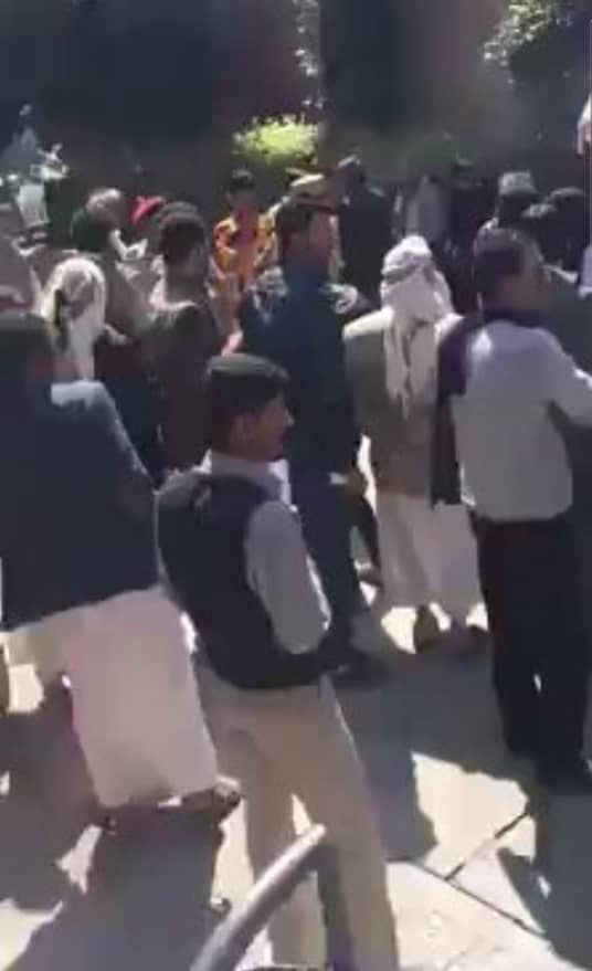 عصابة الحوثي تقتحم مستشفى الثورة بصنعاء وتصادر تلفونات العاملين فيه