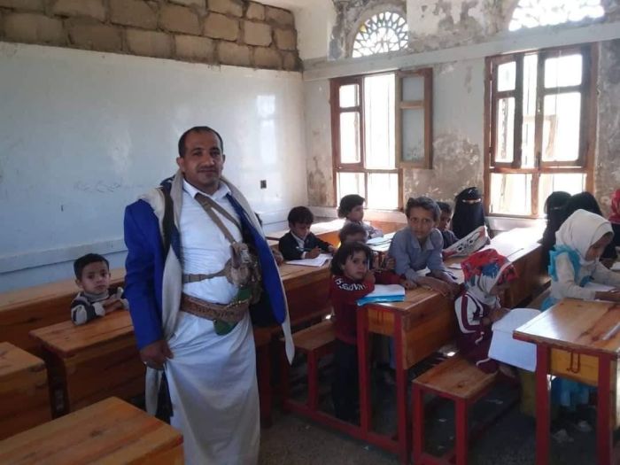 مشرفون حوثيون وأطفال متمنطقون بالسلاح في مراكز الاختبارات