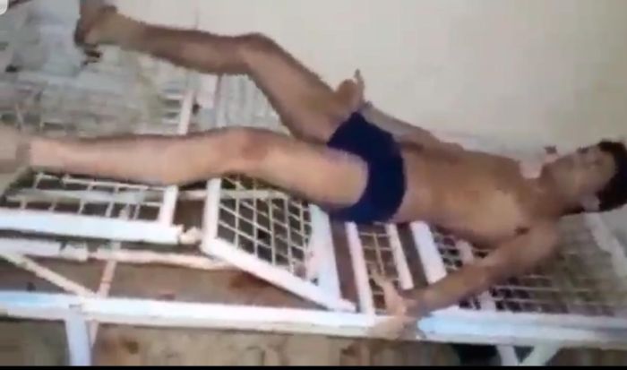 الحوثي ينشر فيديو لمختطف يمني يتعرض للتعذيب على أساس أنه تنكيل إسرائيلي لفلسطيني  