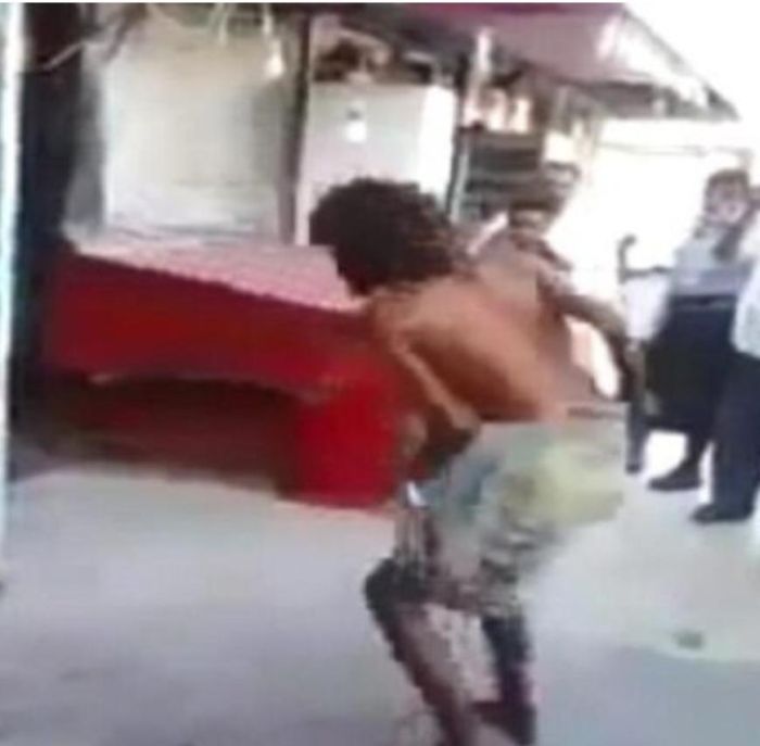 طلب منه حق الغداء فتكبر .. مسلح حوثي يطلق الرصاص على مختل عقلي في إب