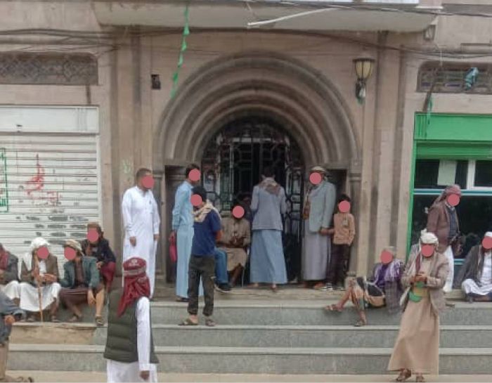 فيما يعيش المواطنون ظروفًا مأساوية ..  عصابة الحوثي تغلق مبنى حكومي أثناء محاضرة "هذيان زعيمها"
