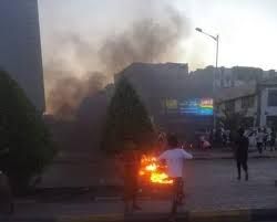 عدن .. احتجاجات وأعمال شغب تنديدًا بانقطاع الكهرباء