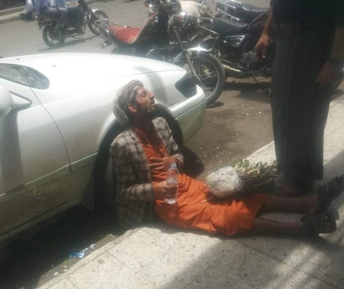 بائع المساوك يسقط مغشيًا عليه من شدة الجوع بشارع في تعز