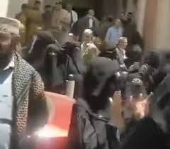 أول تظاهرة احتجاجية في صنعاء تندّد برفض البنوك دفع أموال المودعين