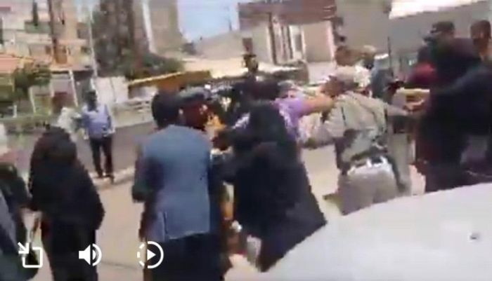 عصابة الحوثي تعتدي على محتجين أوقف أحد البنوك صرف أموال ودائعهم