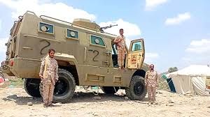 بعد فرار عناصرها .. «درع الوطن» تستولي على مركبة حوثية في كمين بحيفان