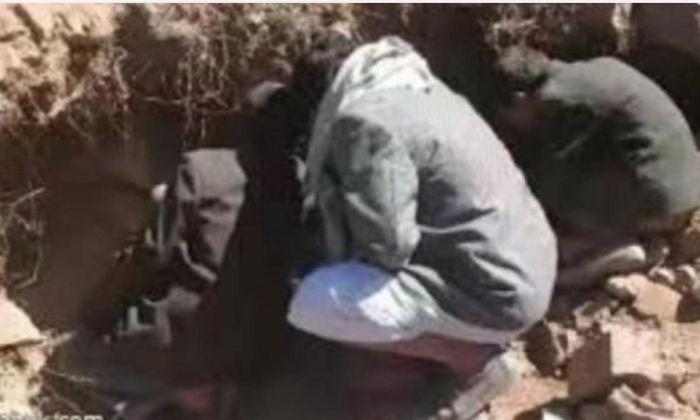 ذمار .. عصابة حوثية تنبش القبور الأثرية في كهوف جبال جهران