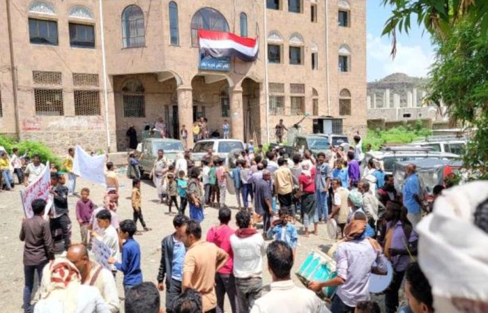 ابناء المعافر يحتجون على مواصلة الأعمال الإنشائية للكسارة بمنطقتهم