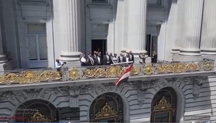 بالتزامن مع عيد الوحدة المباركة:  رفع علم اليمن فوق مقر حاكم سان فرانسيسكو بأمريكا