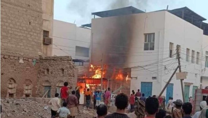 حريق يلتهم بقالة ومسجد في عدن