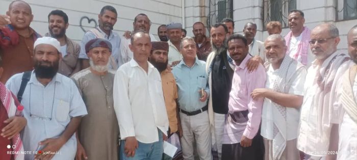 تنديدًا بتأخير صرف رواتبهم ..  وقفة احتجاجية للموظفين النازحين امام وزارة المالية بالعاصمة المؤقتة عدن