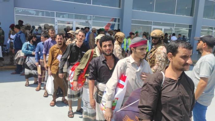 بالتزامن مع إطلاقها عددًا من الأسرى ..  الحكومة تكشف عن الجرائم التي ترتكبها عصابة الحوثي داخل سجونها