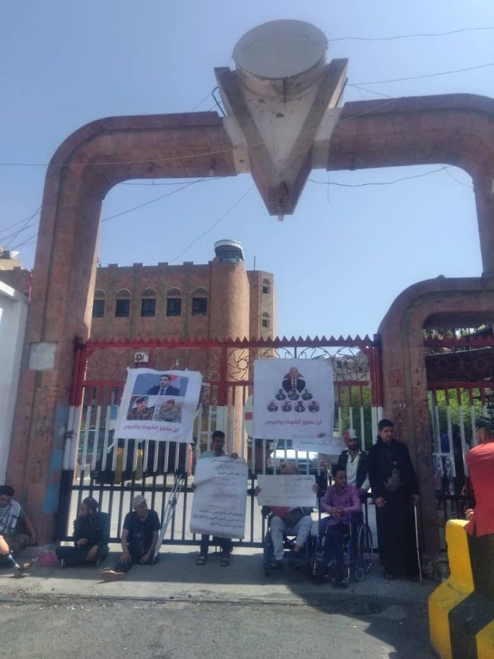 إحدى أدوات حزب الإصلاح ..  رابطة الجرحى تواصل شل عمل مؤسسات الدولة بمحافظة تعز