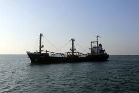 من مكيراس-أبين ..  عصابة الحوثي تستهدف الملاحة الدولية في البحر الأحمر بـ 3 صواريخ باليستية