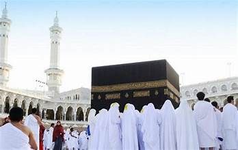 تأخر عن موعد وجبة الغداء ..  بعثة الحج توقف متعهد لإعاشة الحجاج اليمنيين