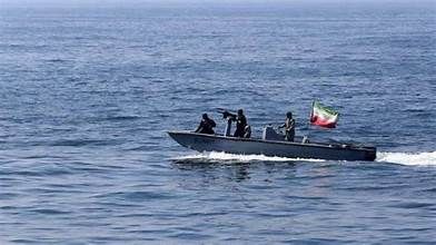إيران تُصعد في البحر الأحمر بإرسالها سفينة حربية إلى المنطقة