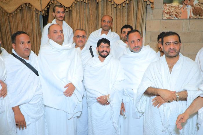 "حج ومفاوضات سرية" .. وفد عسكري وسياسي حوثي يغادر صنعاء إلى السعودية