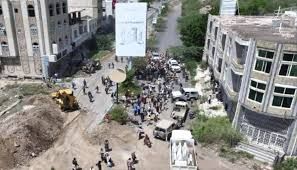 رغم توجيهات العليمي وتصريحات سلطة تعز .. وزير الدفاع يؤكد بأن ملف فتح الطرق يجب أن يكون عبر اللجان المعنية وبعيدًا عن العشوائية والتسرع