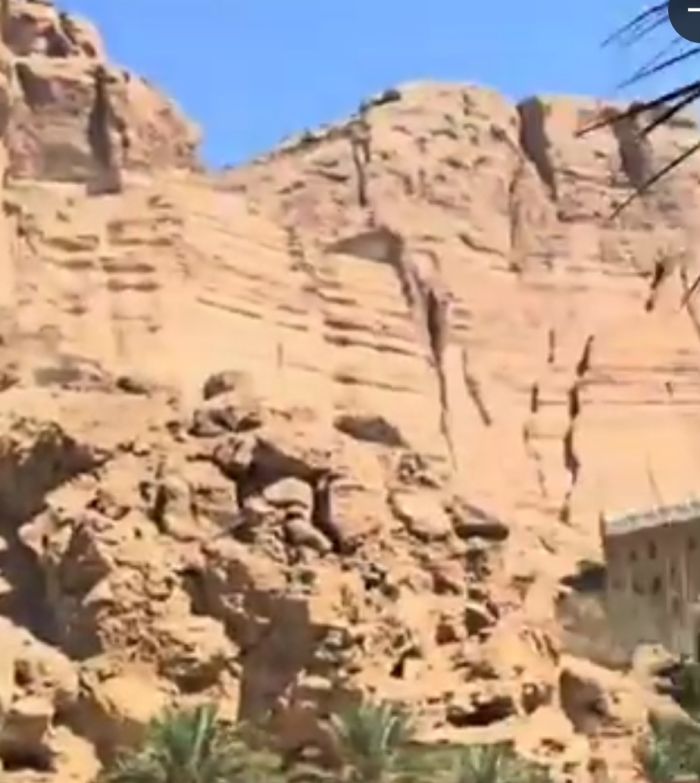 وسط نزوح الأهالي ..  انهيارات صخرية في أحد حصون وادي دوعن بحضرموت