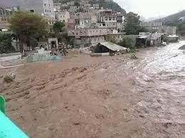 سيول الأمطار تتدفق عبر المجاري إلى منازل المواطنين في إب