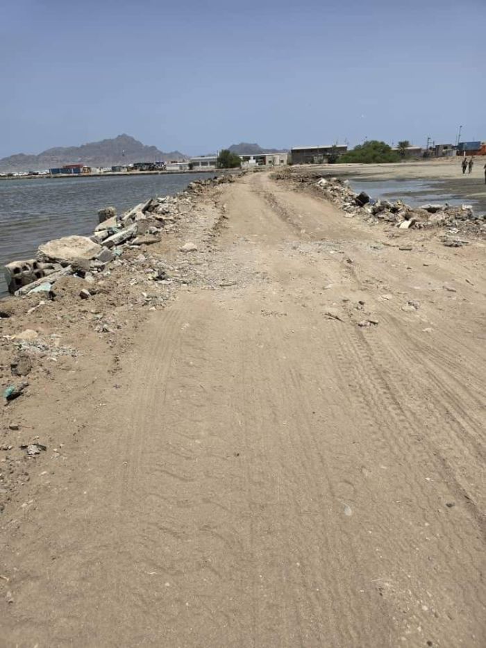 مشروع مصدات مياه البحر في جمرك المنطقة الحرة-عدن