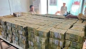 قيادات حوثية تنهب ملايين الريالات باسم هيئة الزكاة ومساعدة الفقراء والنازحين