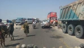 مسلحون قبليون يقطعون الطريق الدولي في أبين