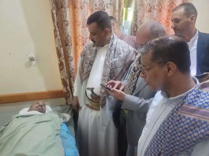 اصابة مسؤول عسكري ومدني بقصف حوثي بتعز