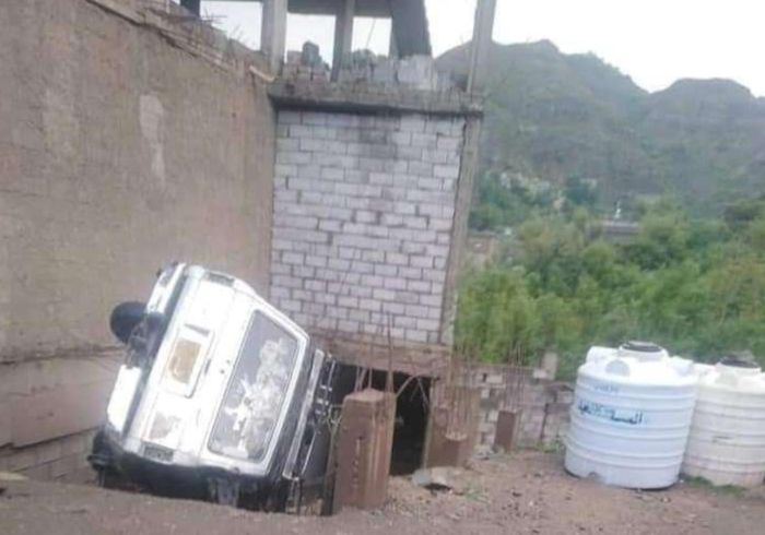 طريق الأقروض يسجل أول حادث انقلاب سيارة منذ فتح طريق الحوبان