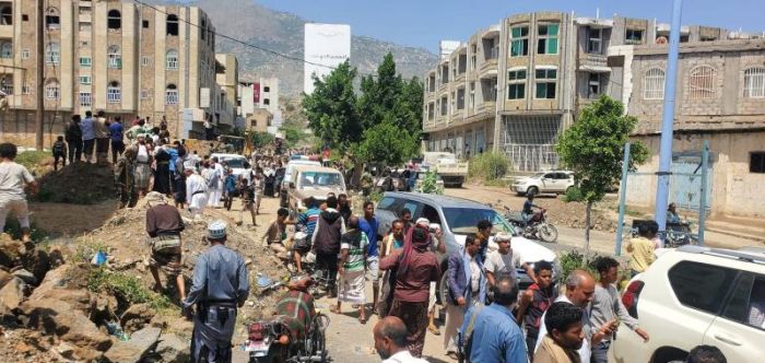 بحجة انقضاء الوقت ..  نقاط الإخوان تفتح النار على سيارات في جولة القصر لمنعها من العبور