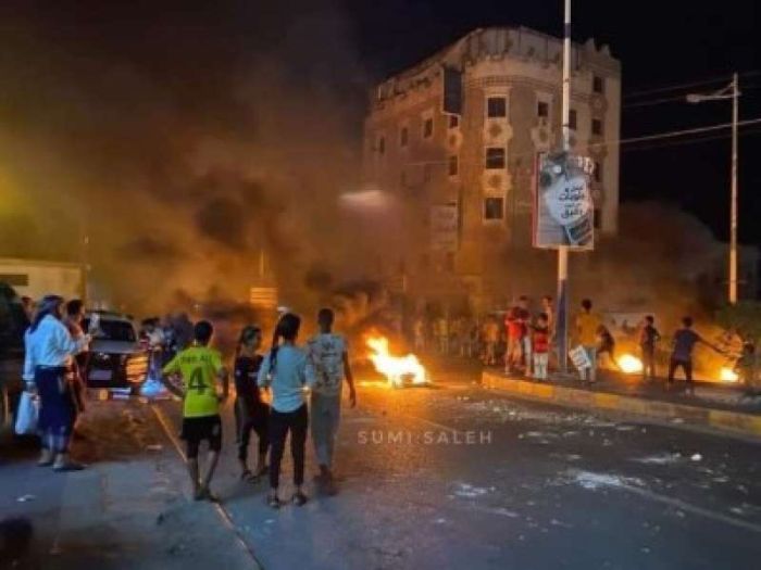 بين فصيلين مسلحين ..  اشتباكات مسلحة تسببت بوقوع إصابات وحالة هلع في عدن