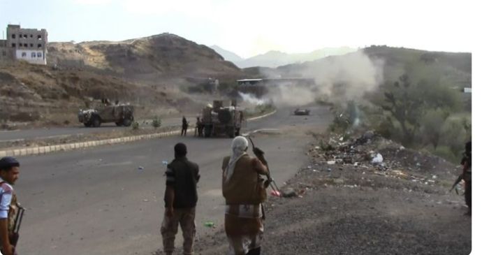 عصابة الحوثي تستهدف مواقع القوات الحكومية غرب تعز بقذائف المدفعية