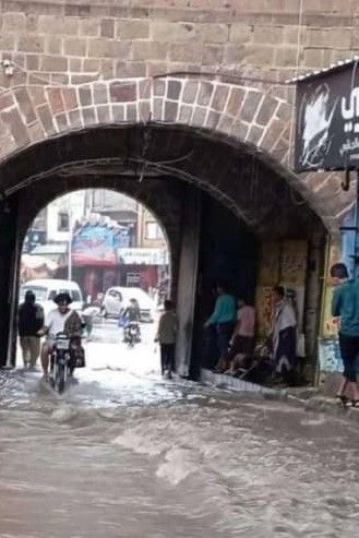 السيول تتدفق إلى باب موسى وتغرق محلات تجارية بتعز