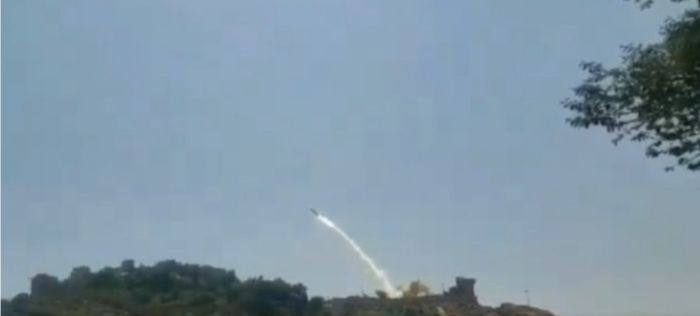 مليشيا الحوثي تطلق صاروخًا من جامعة المحويت