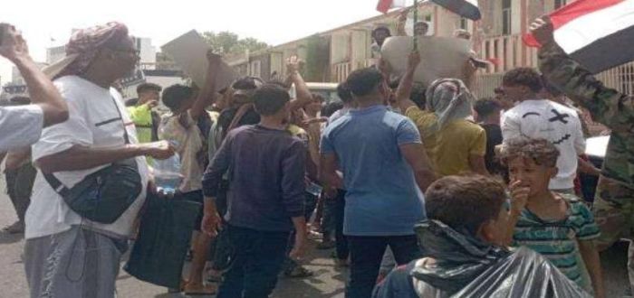 احتجاجات بعدن تطالب بتغيير مدير مديرية التواهي وتتهمه بالفساد
