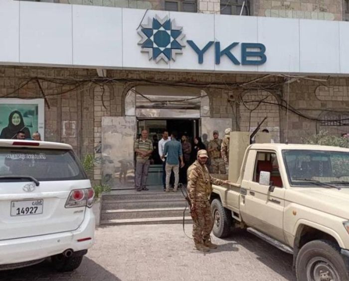 قوات العاصفة بعدن تُعيد فتح بنوك أغلقت أبوابها  بتوجيهات حوثية