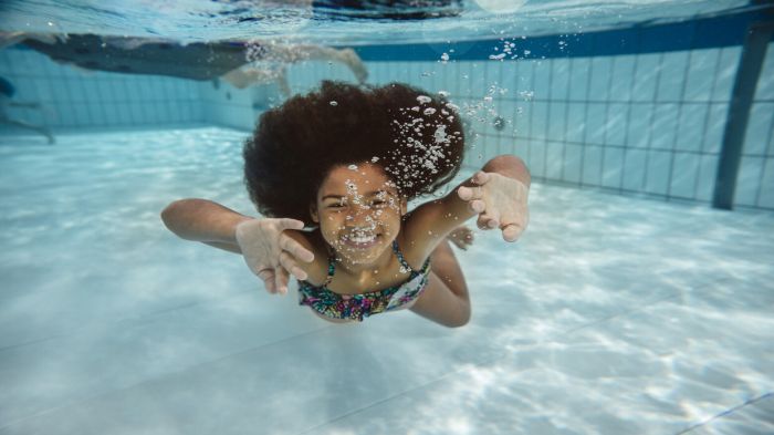 هل عليك حقا الانتظار 30 دقيقة للسباحة بعد تناول الطعام؟