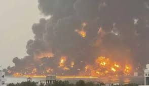 انفجار خزان نفط في ميناء الحديدة يثير الرعب ويدفع اسر على مغادرة منازلهم