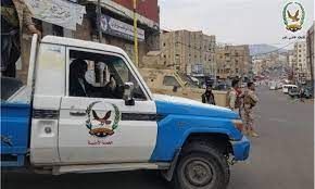 شرطة تعز تُطلِق سراح الصحفي مجلي الصمدي