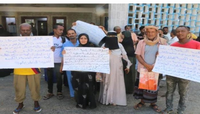 عمال وموظفو مستشفى الجمهورية بعدن يُضربون عن العمل
