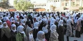 مشرفة حوثية تعتدي على طالبة بمدرسة في صنعاء رفضت ترديد الصرخة الخمينية