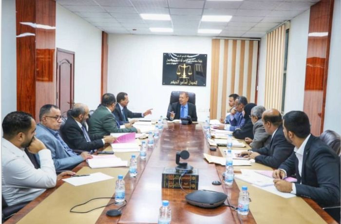 عدن .. القضاء الأعلى يفصل 2 من القضاة ويحيل ثالثًا إلى النيابة