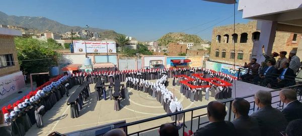 مدرسة الشهيد الحكيمي بمدينة تعز تقيم حفلاً كرنفاليا احتفاءً بذكرى ثورة 26 سبتمبر الخالدة