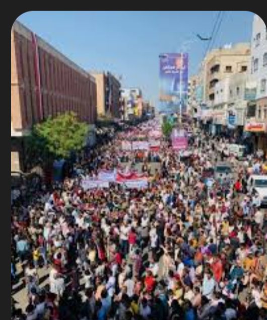  آلاف المواطنين يتدفقون من مناطق سيطرة عصابة الحوثي للاحتفال بثورة 26 سبتمبر في تعز