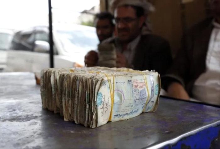  مجلة أمريكية: قرار مركزي عدن عزل البنوك عن الحوثيين كان أقوى من عقوبات واشنطن